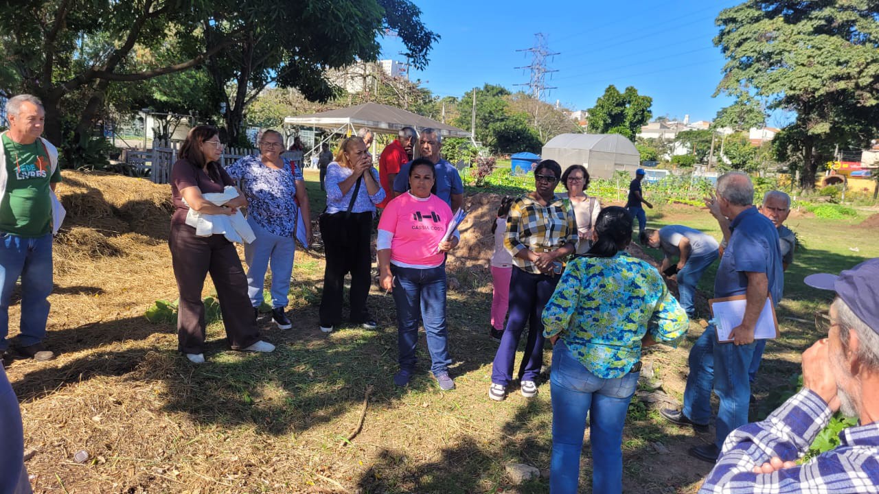 Os participantes realizaram uma caminhada técnica pela Horta-Escola do Jardim Florence e aplicaram na prática os princípios e indicadores do protocolo
