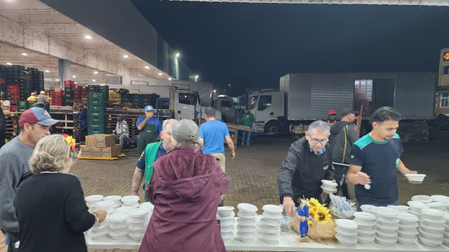A iniciativa distribuiu mil porções de sopa, preparadas por nutricionistas da Alimentação Escolar da Ceasa Campinas, no Espaço de Exposição do Mercado de Hortifrúti