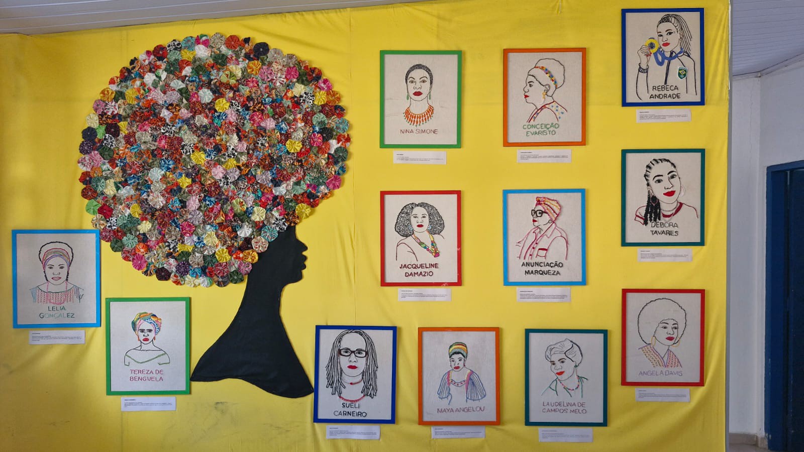 O painel reúne nomes de diferentes tempos e lugares: Angela Davis, Lélia Gonzalez Carolina Maria de Jesus, Conceição Evaristo, Maya Angelou, Nina Simone entre outras