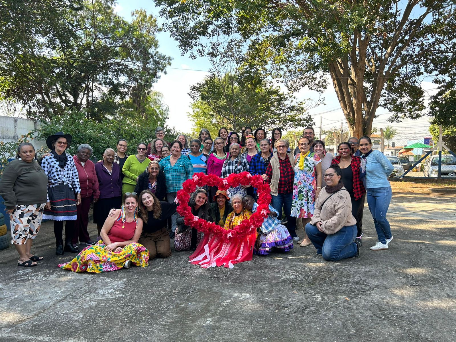 Bordadeiras no Cras Dandara: o projeto foi idealizado por três trabalhadoras da unidade: Ângela Bertelli, Eliane Paulon e Liane Horn