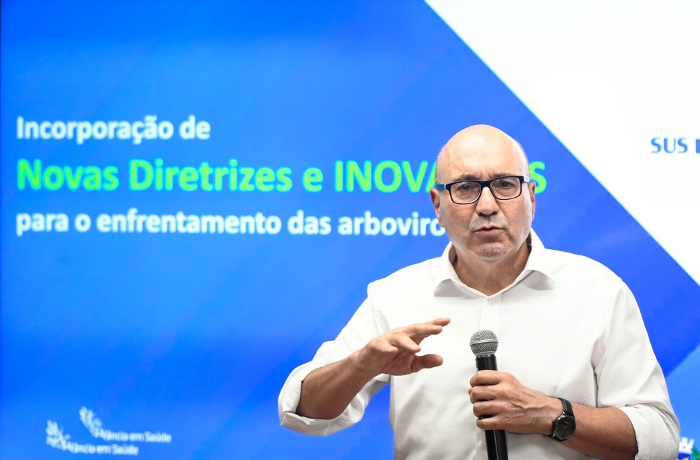 O prefeito Dário Saadi durante o anúncio sobre uso do Método Wolbachia