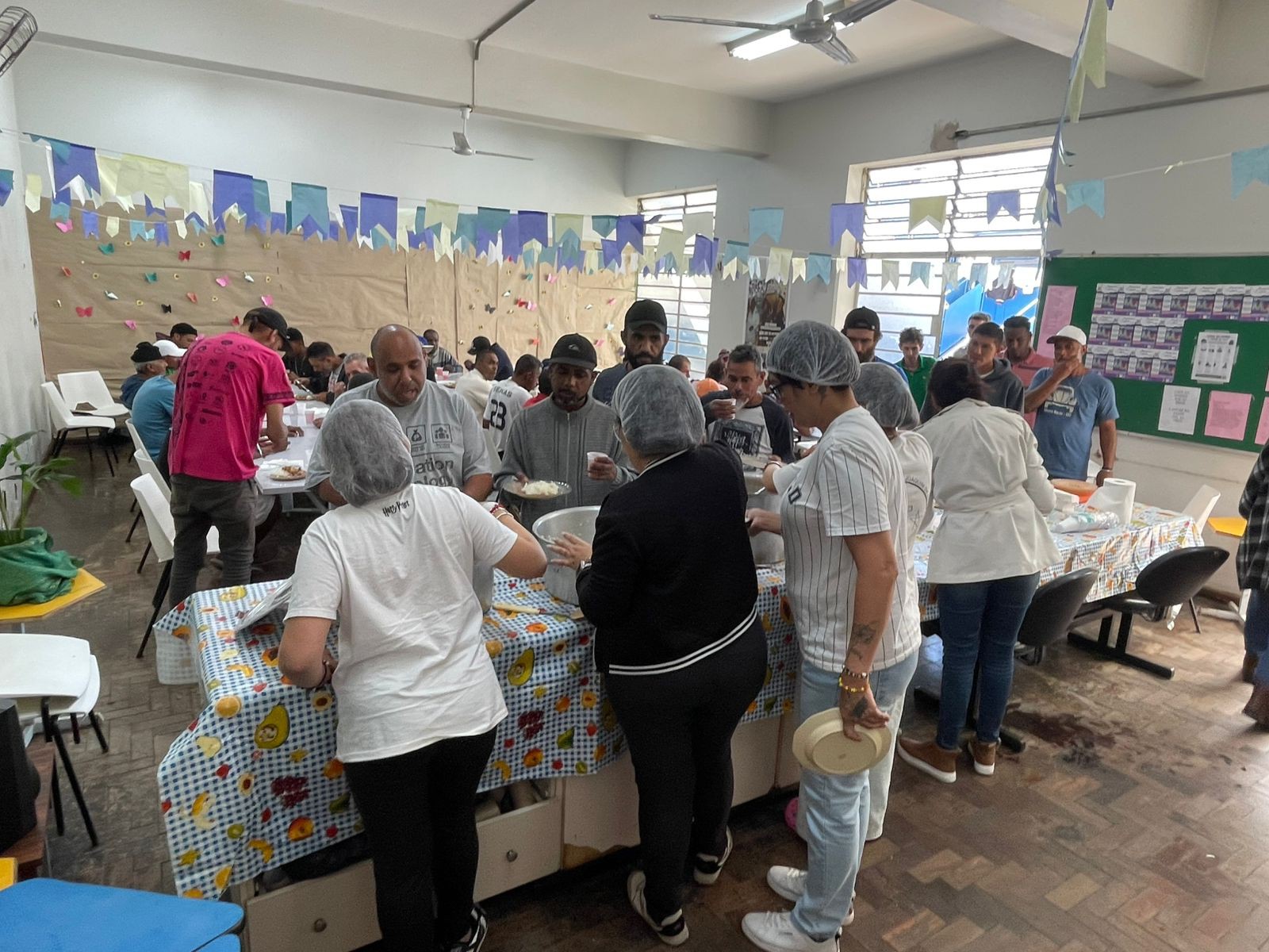 A iniciativa se soma à alimentação garantida diariamente pela unidade e acrescenta à rotina um momento de convivência entre usuários, equipe e voluntários