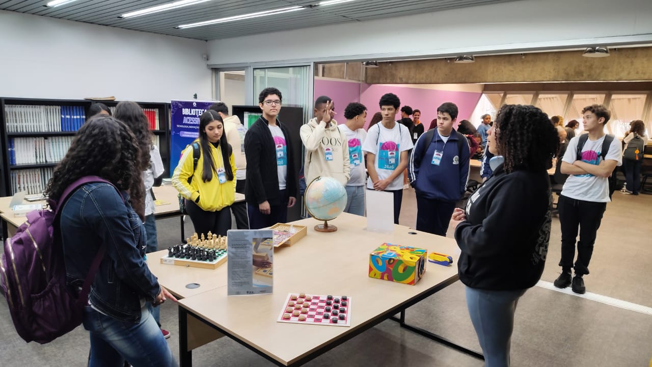 Estudantes durante oficina no Programa Ciência & Arte nas Férias no Inverno