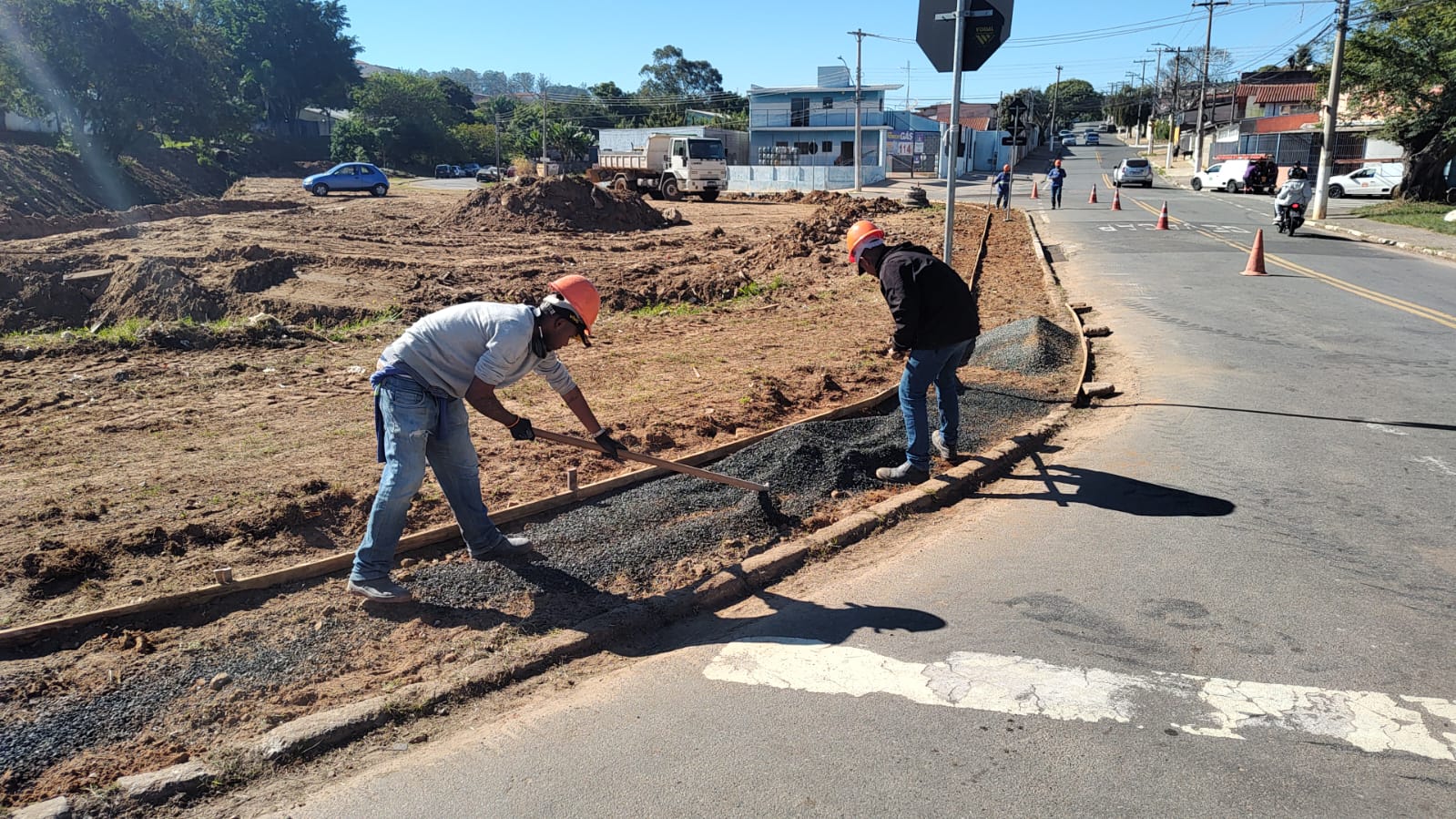 No Jardim Baronesa, as equipes estão construindo cerca 150 metros de calçadas nas ruas Serra Dourada e Serra d'Água, próximo ao Ribeirão Anhumas