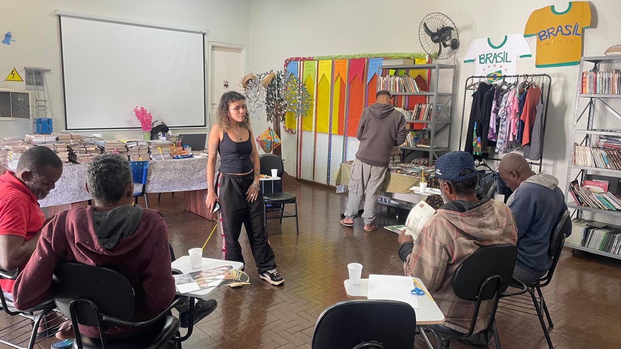 A oficina de colagem conduzida pela multiartista campineira Aléxia Gabrielly, conhecida como Aura, a Rua (em pé)