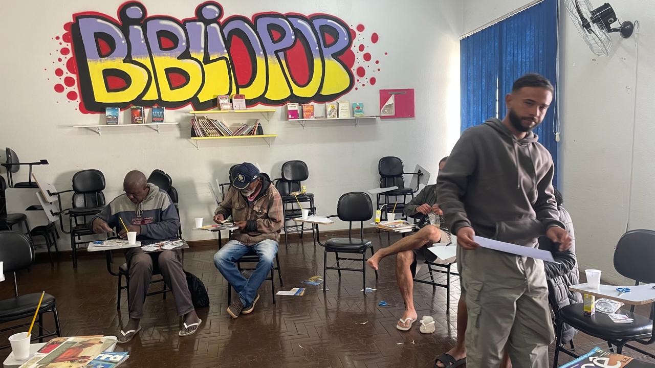 As revistas utilizadas na oficina vieram de doações, o que fortaleceu a rede de solidariedade que tornou a atividade possível