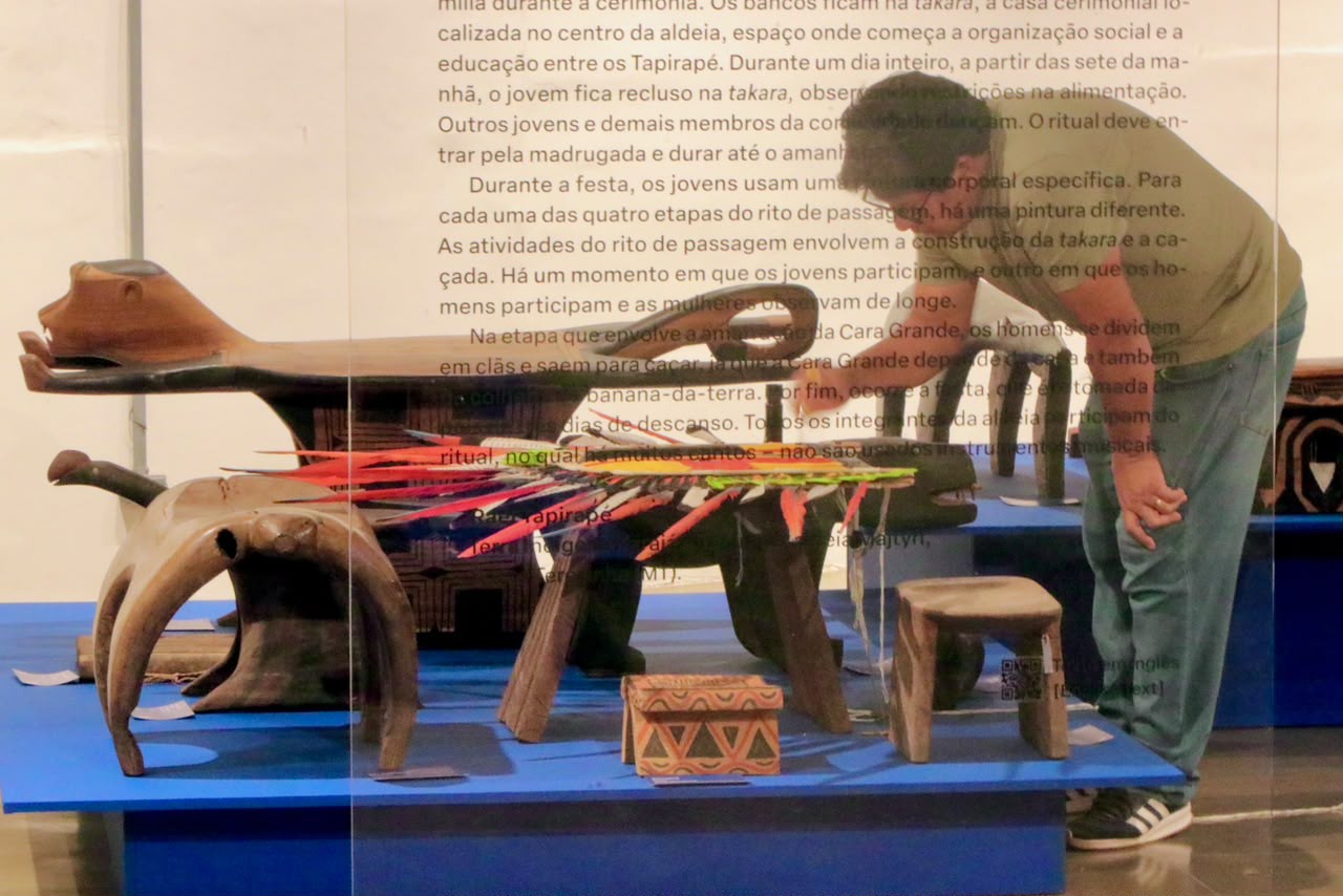 Os bancos são assentos rituais de madeira, muitas vezes esculpidos em formato de animais ou entidades espirituais, usados no cotidiano e em cerimônias das aldeias