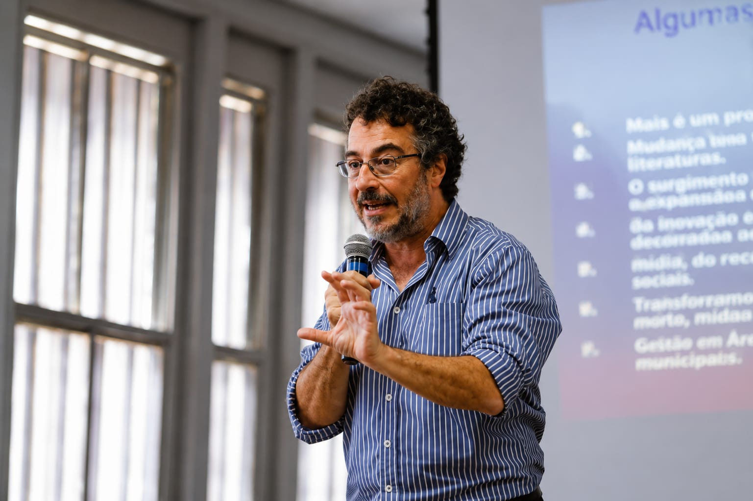 Jorge Melguizo durante palestra para estudantes de Corumbá, MS