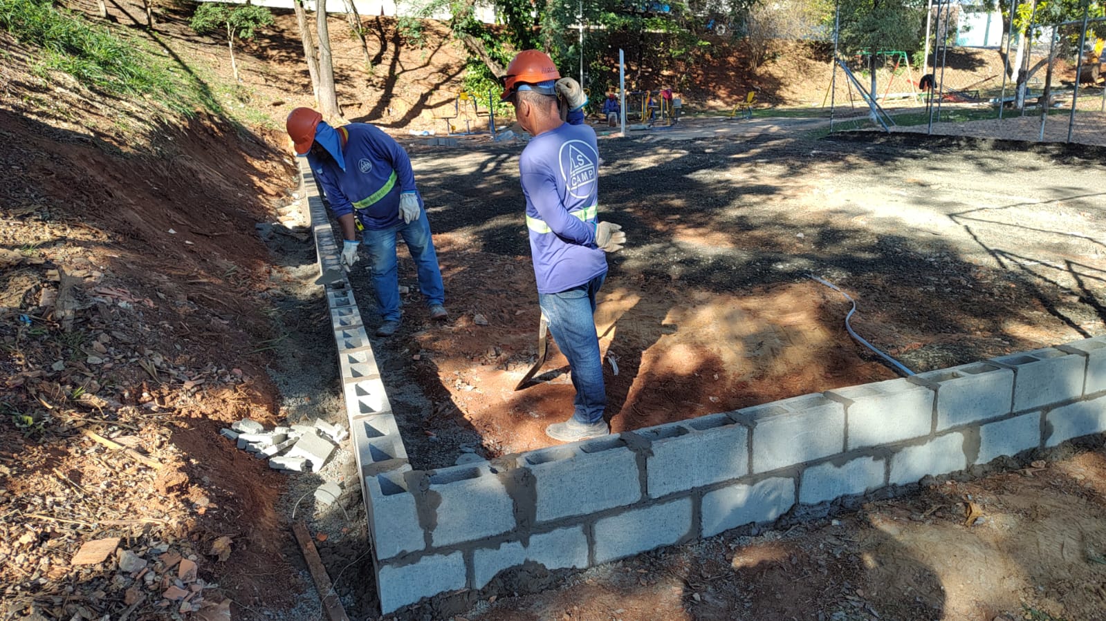 Ações envolvem serviços de limpeza, roçagem, construção de calçadas, muretas e reformas de poços de visita