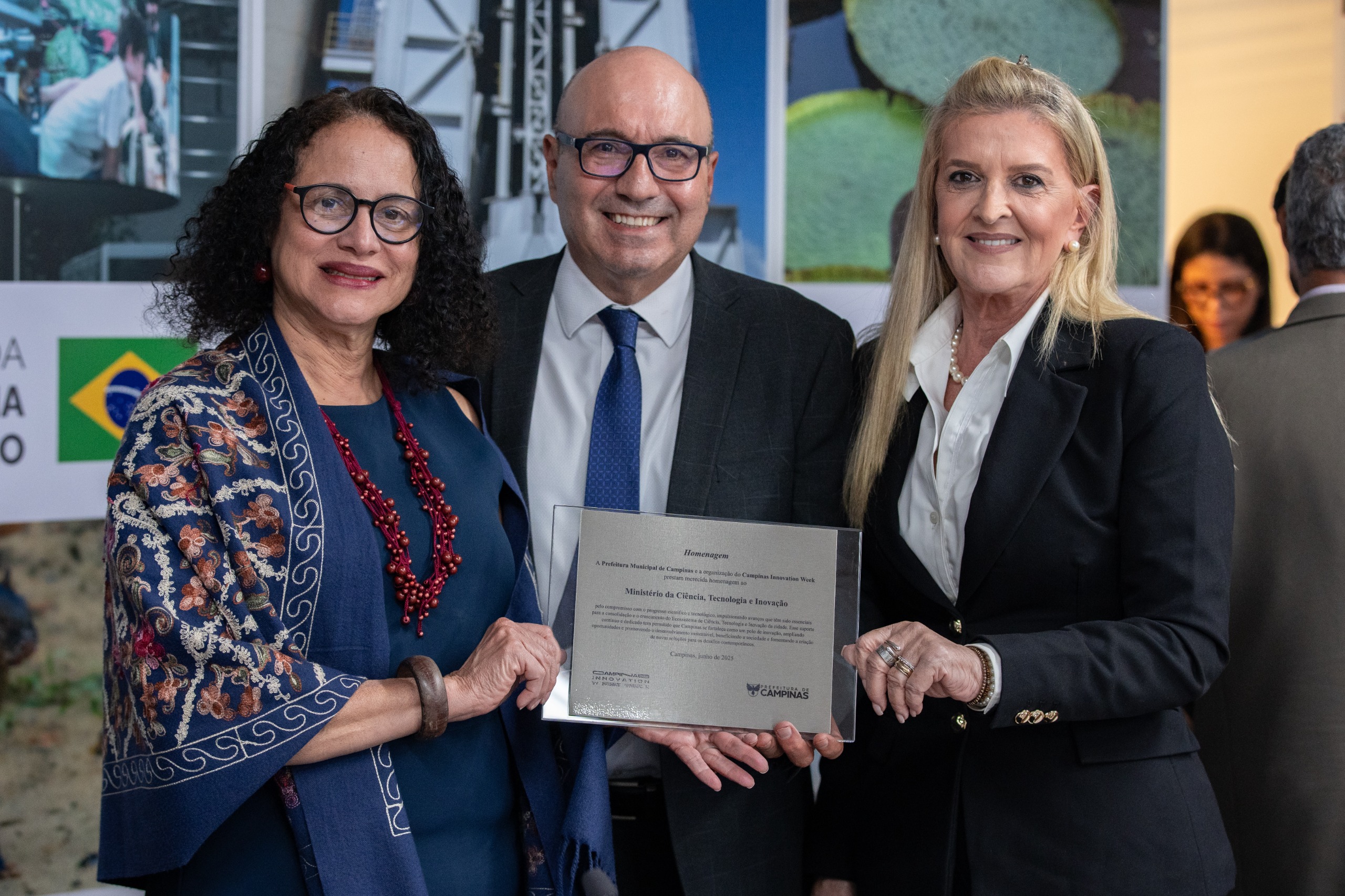 Ministra Luciana Santos, prefeito Dário Saadi e a secretária Adriana Flosi