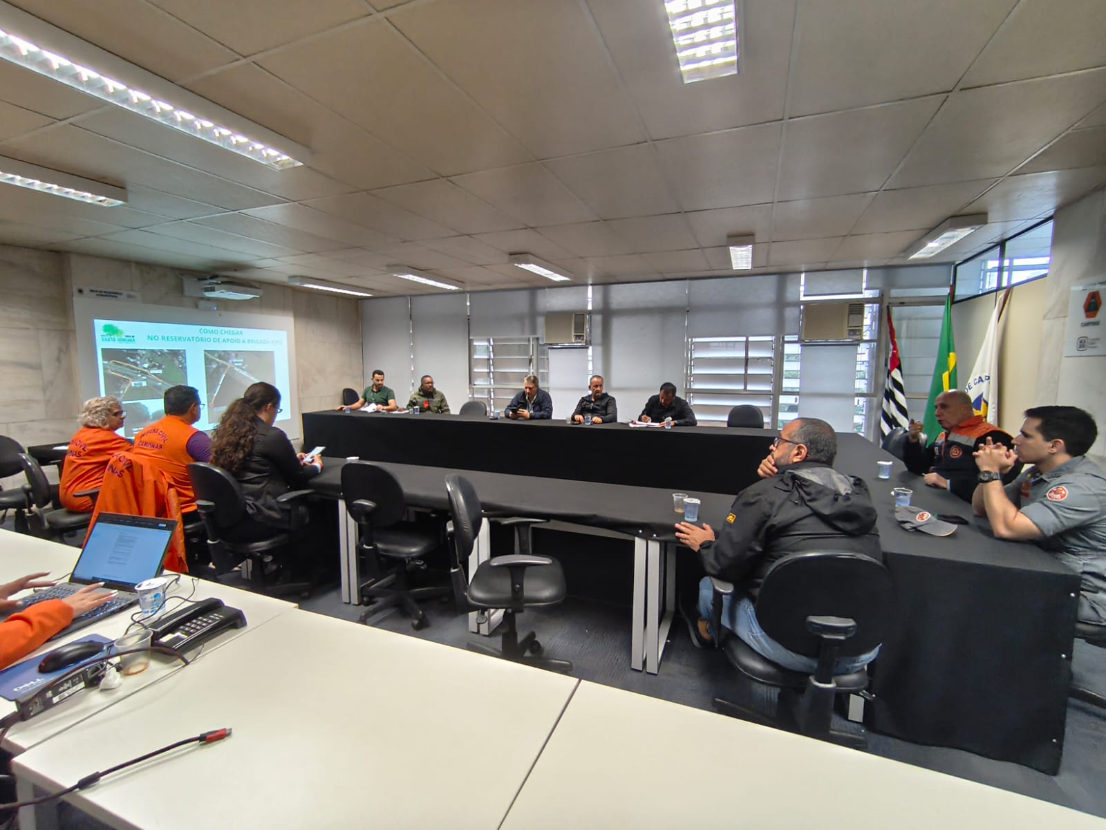 Durante a reunião, foram avaliados os indicadores da operação, o cenário de risco para incêndios em áreas de vegetação, o uso de novas tecnologias para monitoramento climático e a infraestrutura disponível para apoiar o combate às ocorrências