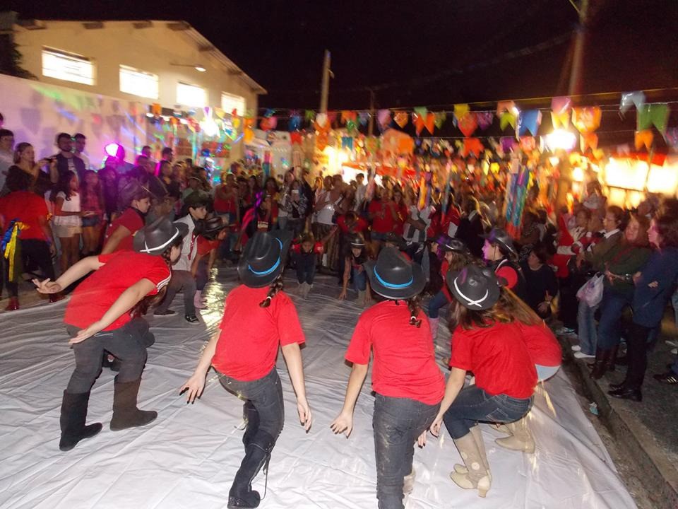 O Arraiá Fora de Época oferecerá o tradicional clima das festas juninas, com comidas típicas, música e espaços de convivência para públicos de todas as idades