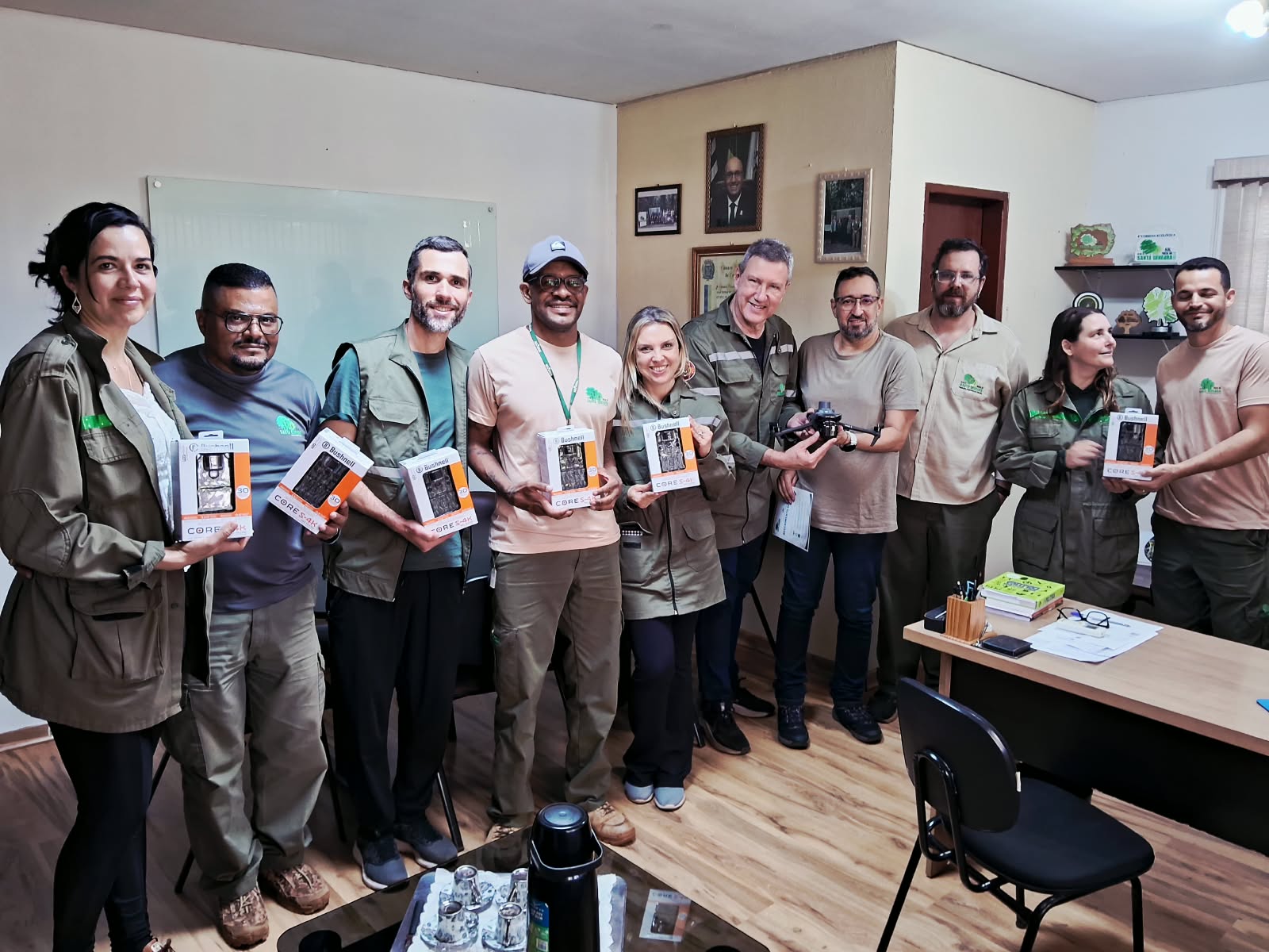 Equipe técnica da FJPO exibe novas armadilhas fotográficas incorporadas ao acervo de monitoramento da biodiversidade da Mata de Santa Genebra