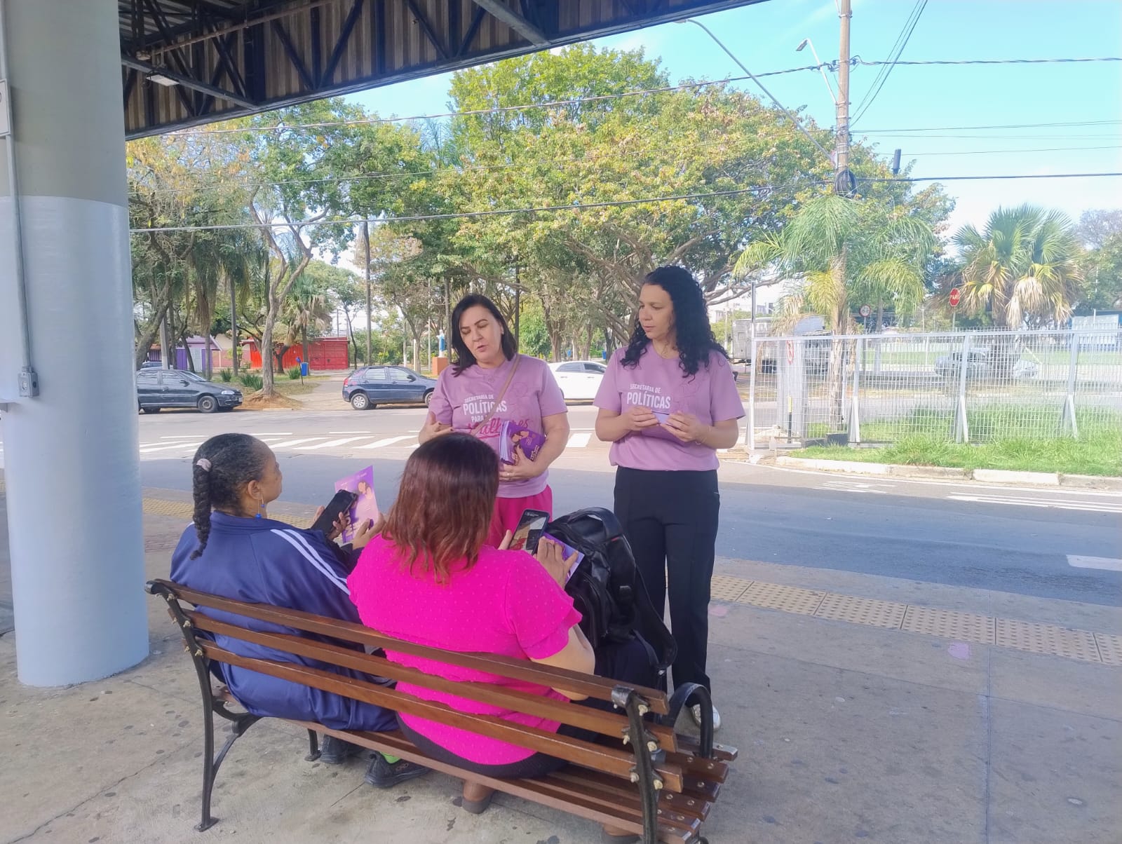 Equipe do Ceamo conversa com mulheres no terminal Padre Anchieta para apresentar a rede de proteção mantida por Campinas