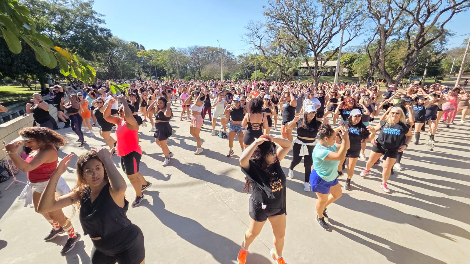 Participantes do Domingo Fitness se reúnem para a aula de FitDance na Lagoa do Taquaral