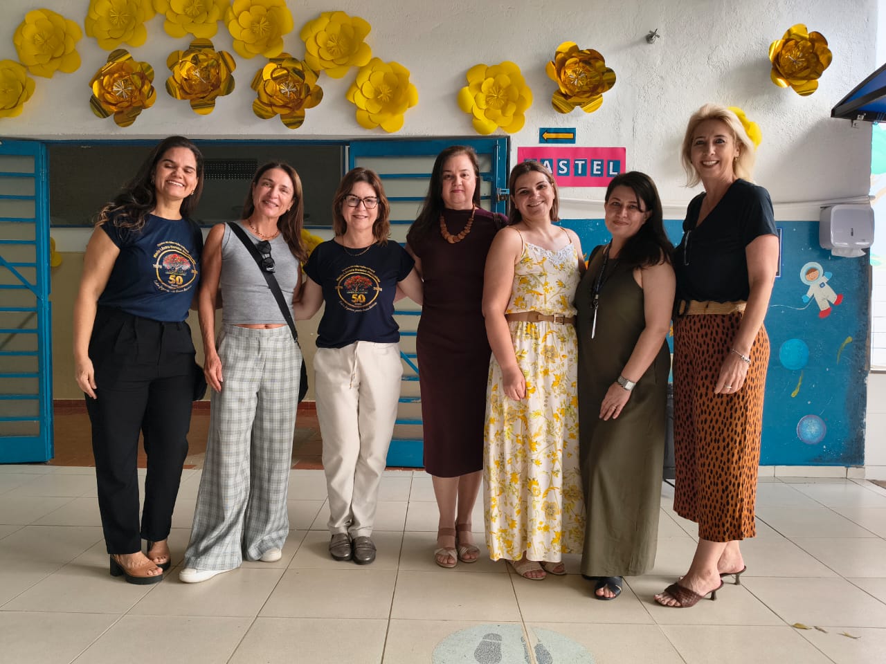 Gestores educacionais durante celebração em escola