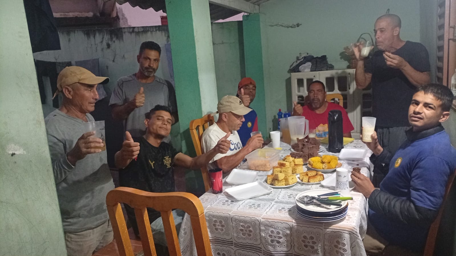 Contratados por indicação do Instituto Há Esperança, trabalhadores da Higiplan tomam café da manhã na casa alugada pela empresa
