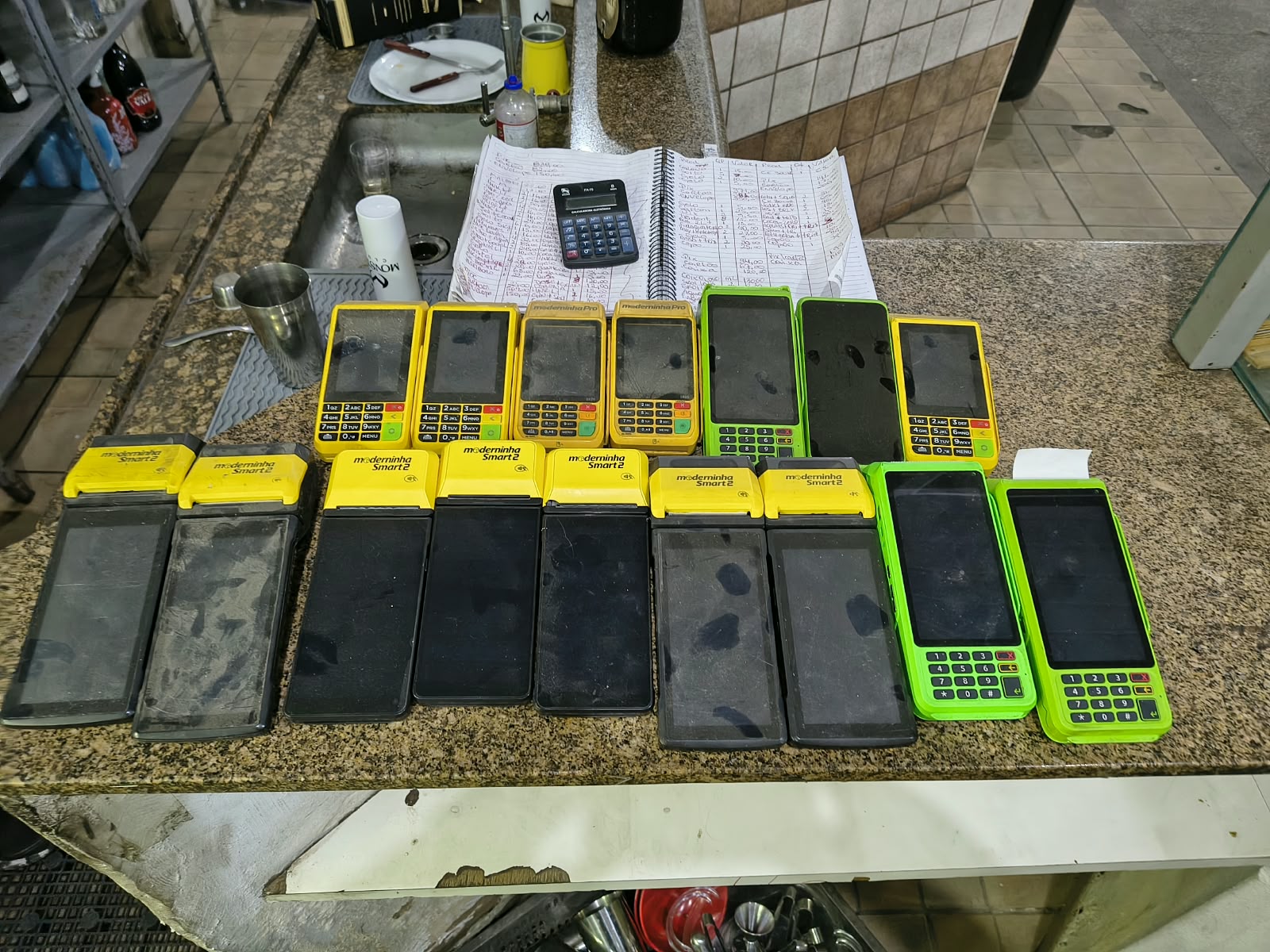 Entre outros itens, foram apreendidos celulares, drogas, bebidas falsificadas e dinheiro