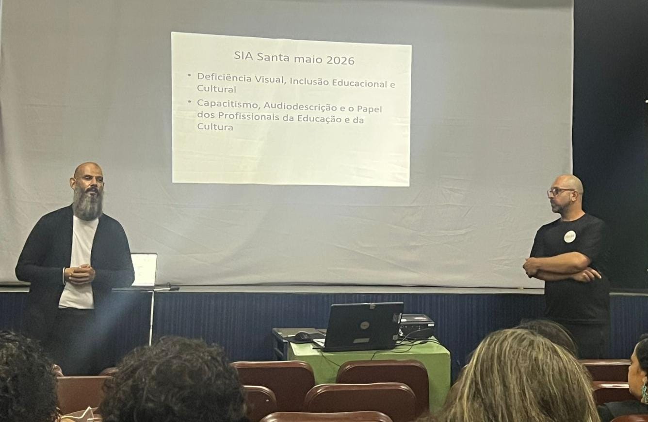 Jonny Anderson de Oliveira, responsável pela oficina, está ao lado de Rodolfo Berini, audiodescritor e um dos responsáveis pela Inclusa Acessibilidade Cultural