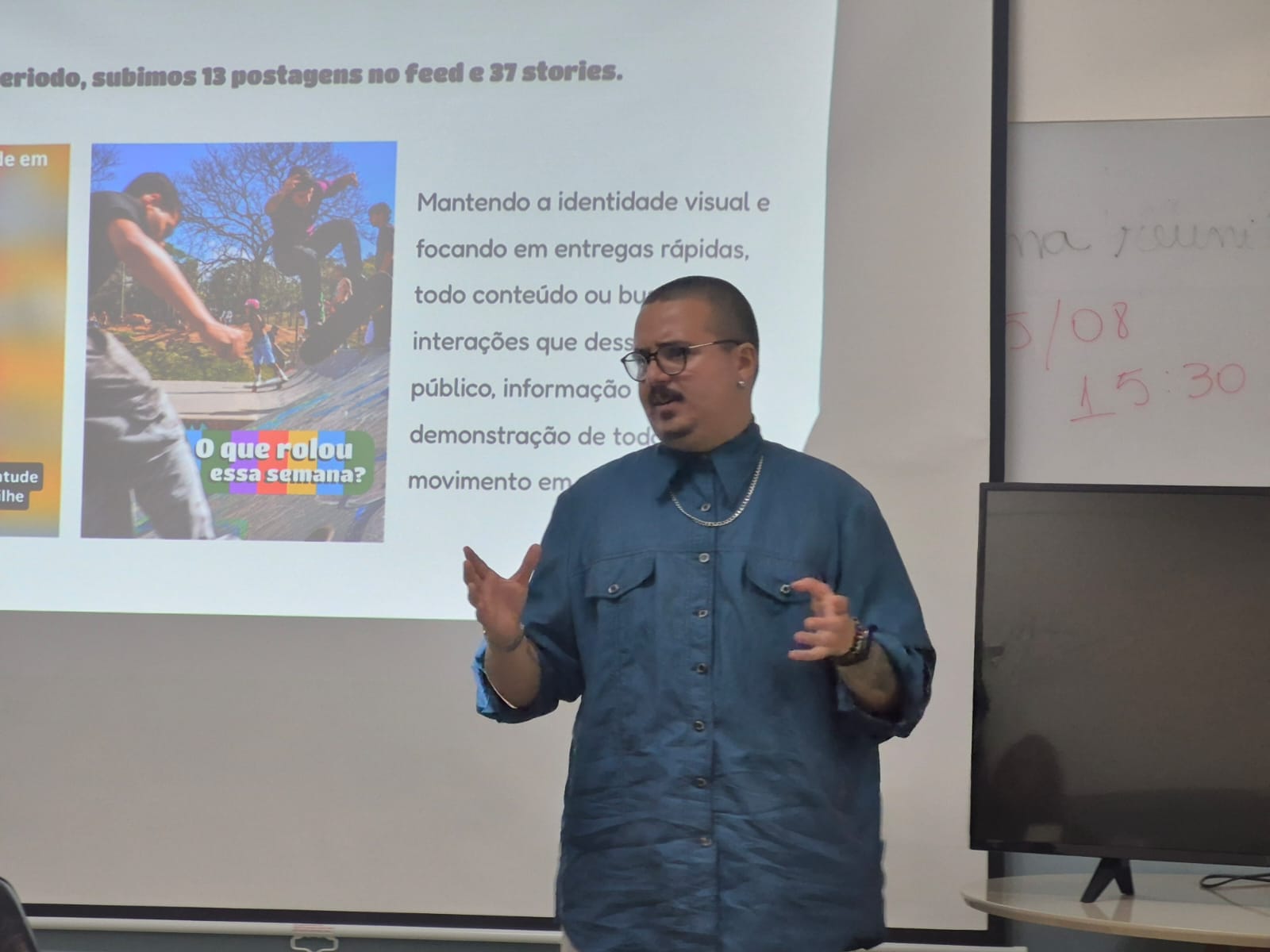 Bruno Blirix, da Comunicação para o Terceiro Setor (CTS), apresentou os resultados de alcance digital na reunião de avaliação da Semana das Juventudes 2026