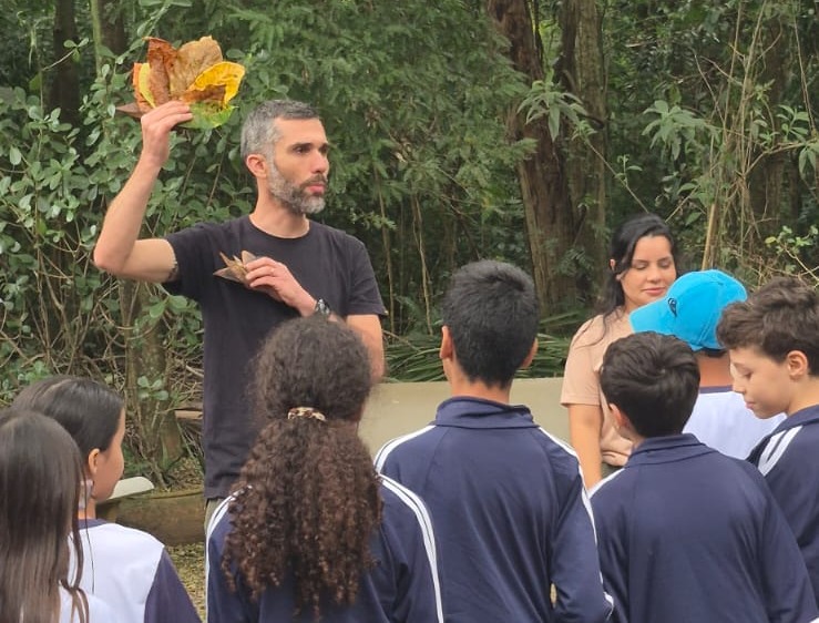 De acordo com o biólogo Cristiano Krepsky, a observação dos ciclos naturais ajuda os estudantes a compreender que a floresta está em constante transformação