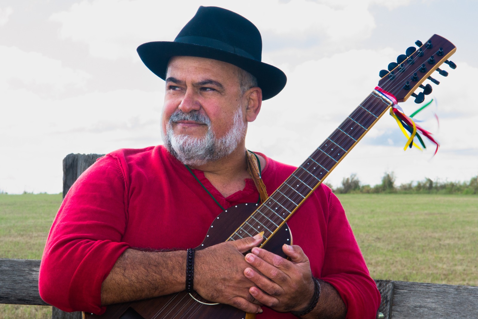 O LP “Amanaci” traz Levi Ramiro na viola, cavaquinho e voz, acompanhado por músicos convidados