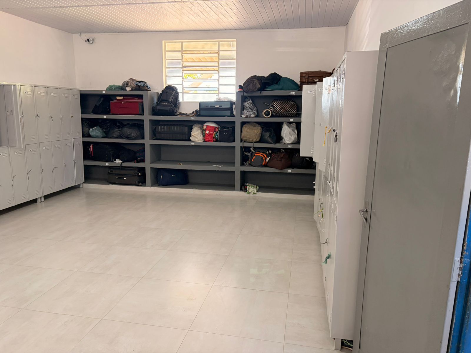 O bagageiro ganhou uma estante de alvenaria de grande porte, capaz de receber malas maiores, além de piso novo, pintura, iluminação renovada e readequação dos armários individuais