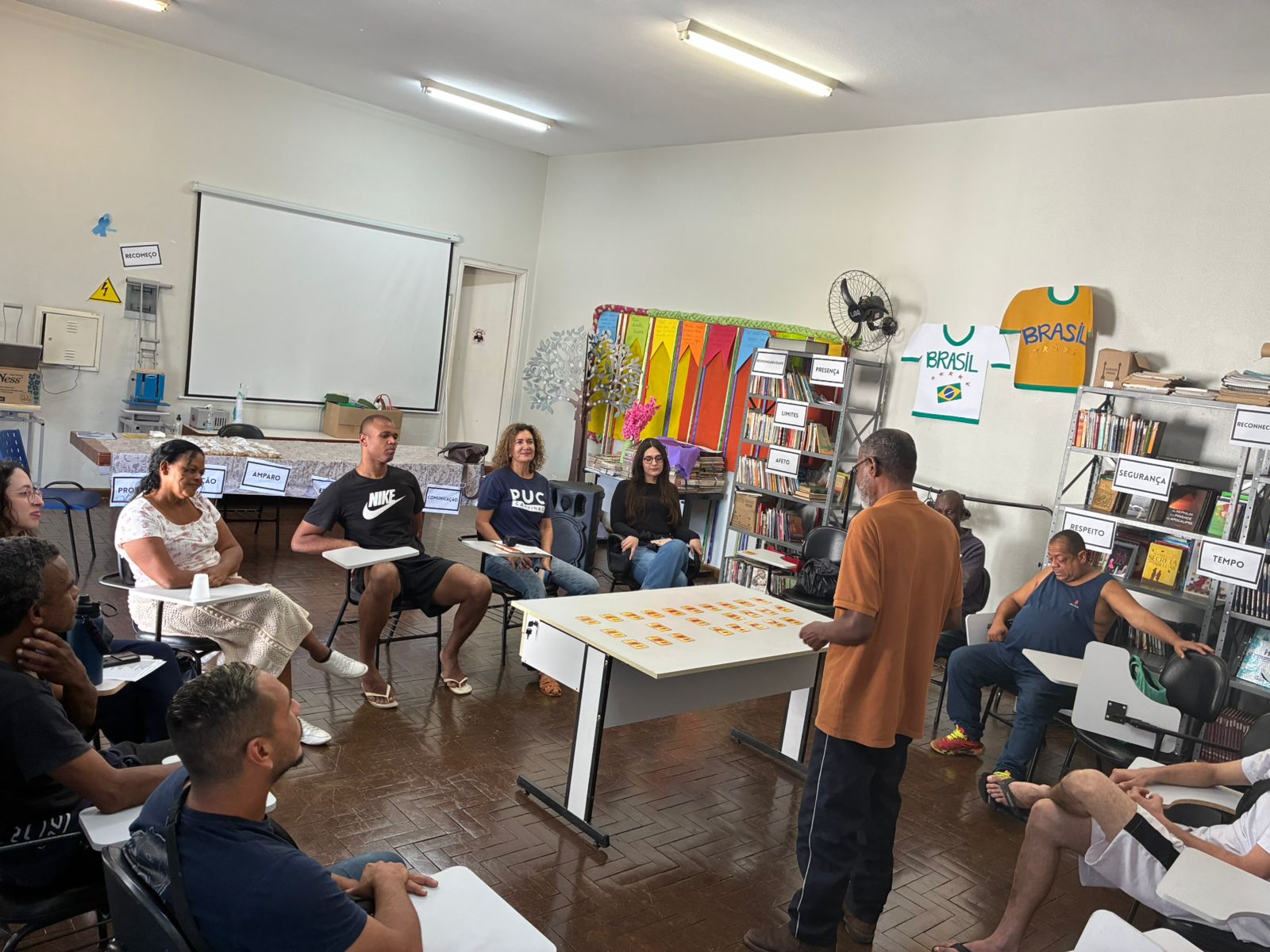 O grupo participou de uma roda de histórias na qual alguns participantes contaram trechos das próprias trajetórias, e os relatos foram gravados em áudio para preservar a maneira de cada um narrar sua experiência
