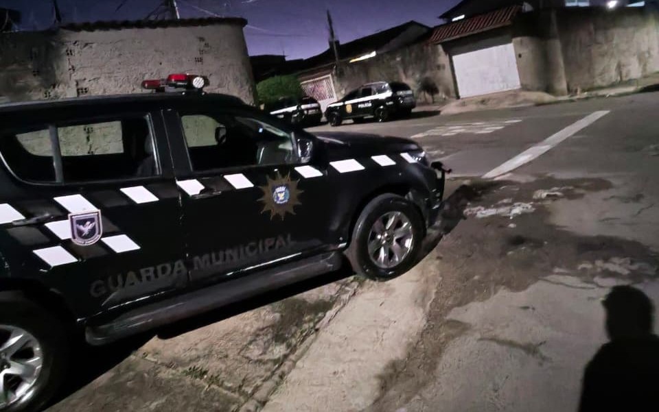 As equipes apreenderam o carro usado nos furtos, duas motos, entorpecentes, caderno com anotações do tráfico, R$ 600 em espécie e ferramentas para adulteração veicular
