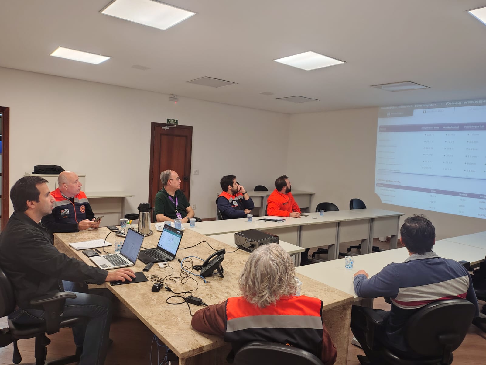 O treinamento busca preparar a equipe da Defesa Civil para interpretar e trabalhar com os dados fornecidos pelos novos equipamentos 