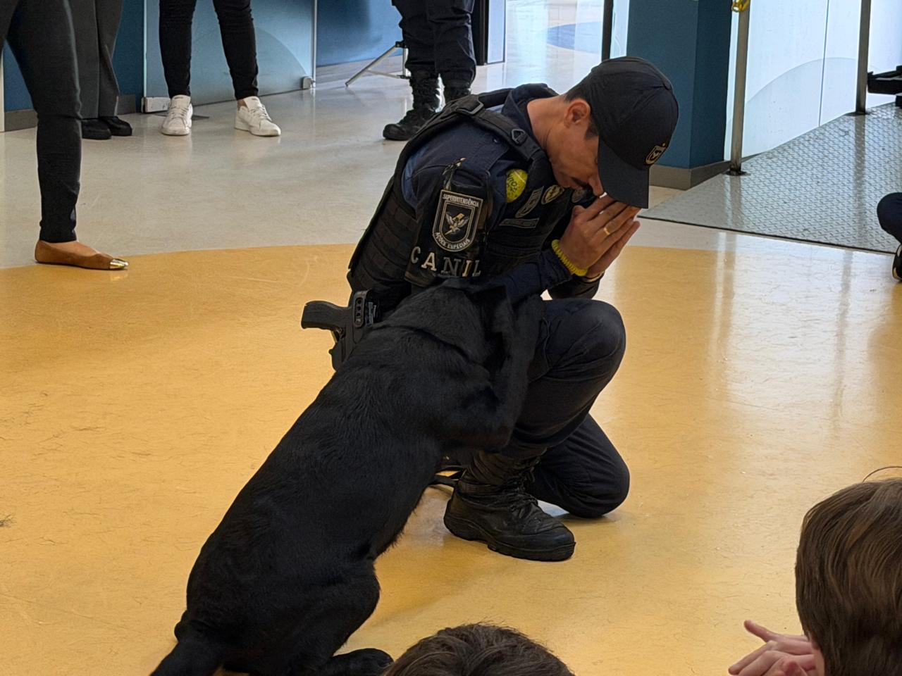 Um dos momentos especiais foi protagonizado por Black, que, ao lado do condutor, ficou em uma uma posição semelhante à adotada por humanos para rezar
