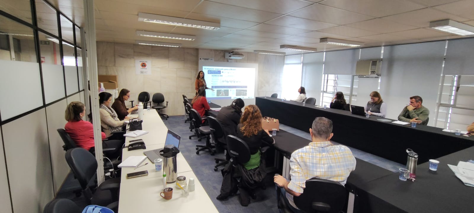 Reunião foi realizada na Sala de Resiliência do Paço Municipal 