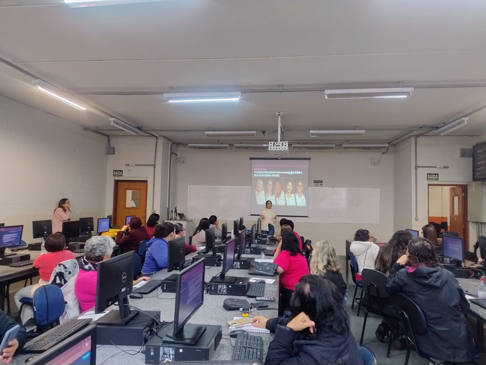 Mulheres empreendedoras durante a oficina de IA que aconteceu na tarde desta segunda, 14 de setembro, na unidade Ouro Verde da Faculdade Anhanguera