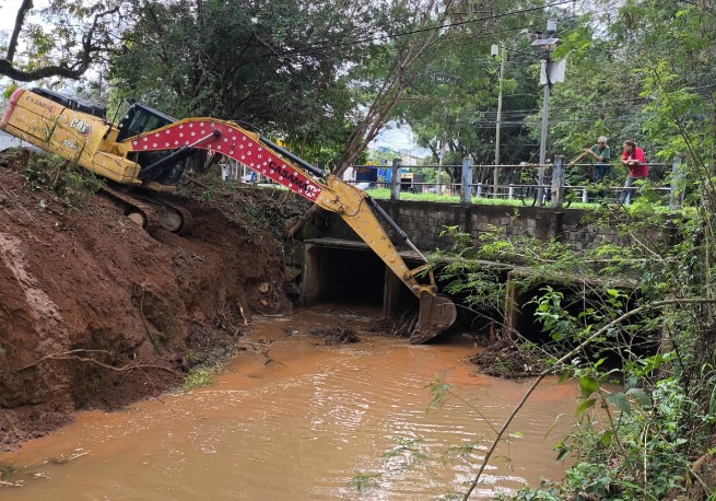 Ao lado do Bosque dos Jequitibás, os trabalhadores estão atuando para ampliar a capacidade de escoamento de água da galeria de água pluvial
