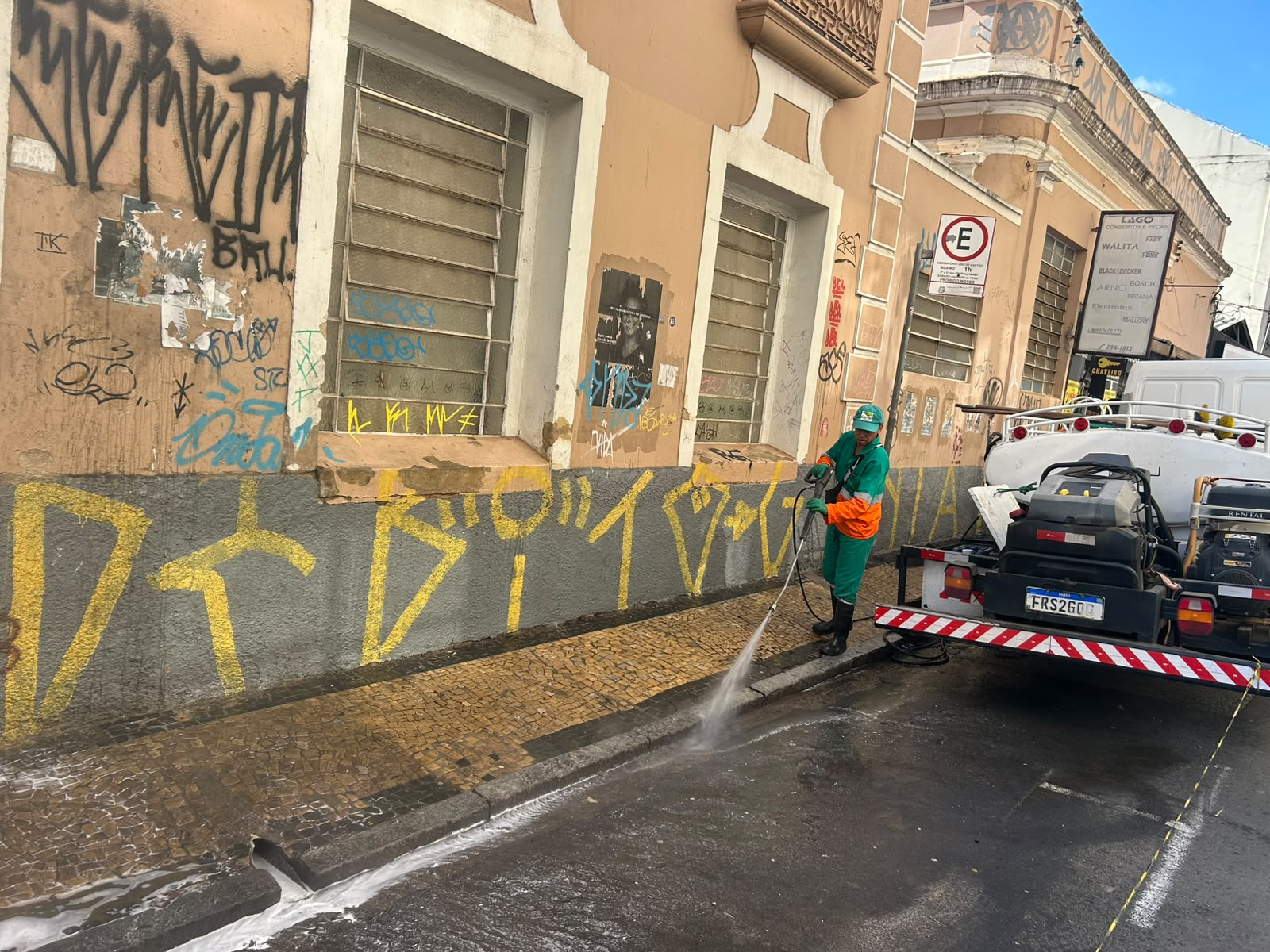 Quem circulou por pontos do Centro de Campinas pôde ver de perto a ação das equipes que fazem o serviço de lavagem e varrição 