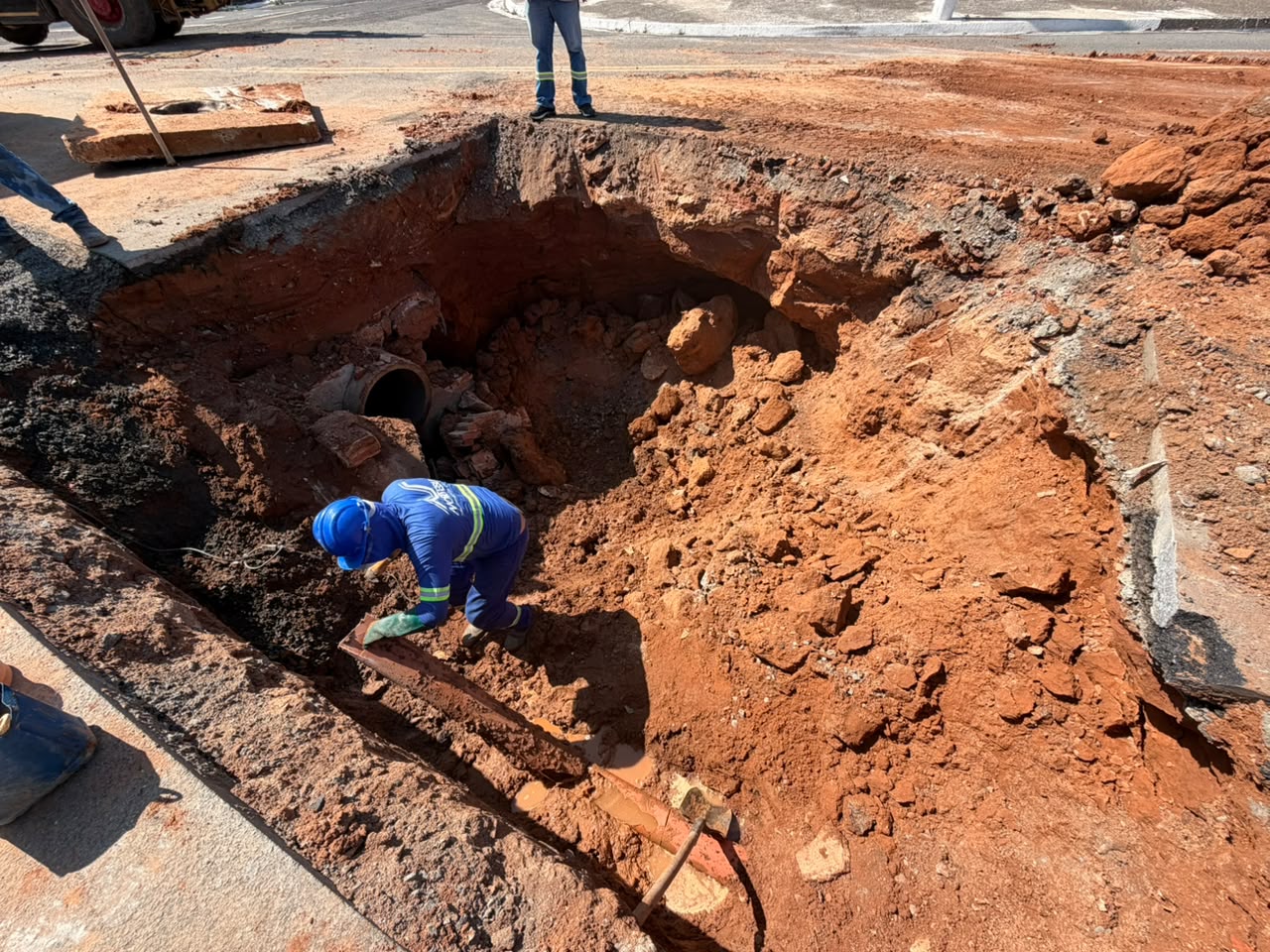 No Jardim Icaraí, as equipes fizeram reparos em uma galeria de água pluvial, essencial para escoamento da água da chuva