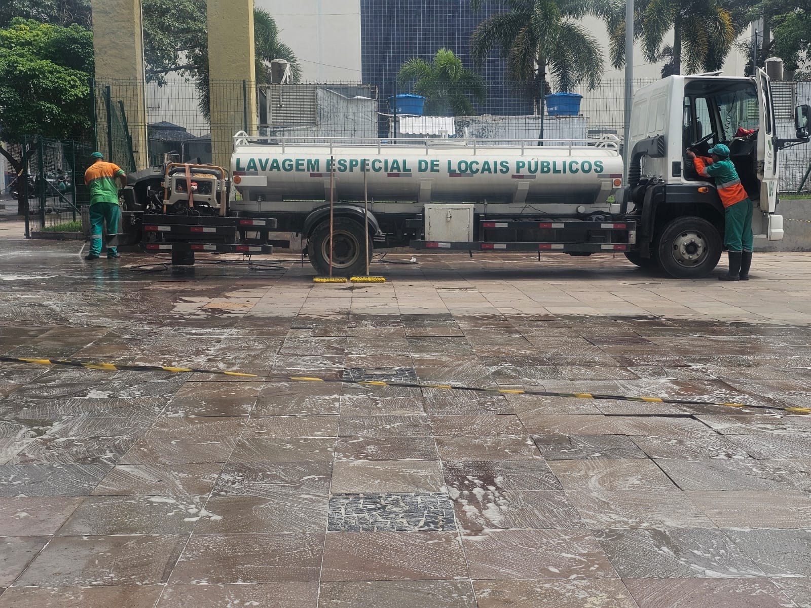 A lavagem é feita com água e desinfetante nas praças e calçadas da região central; trabalho é dividido em turnos
