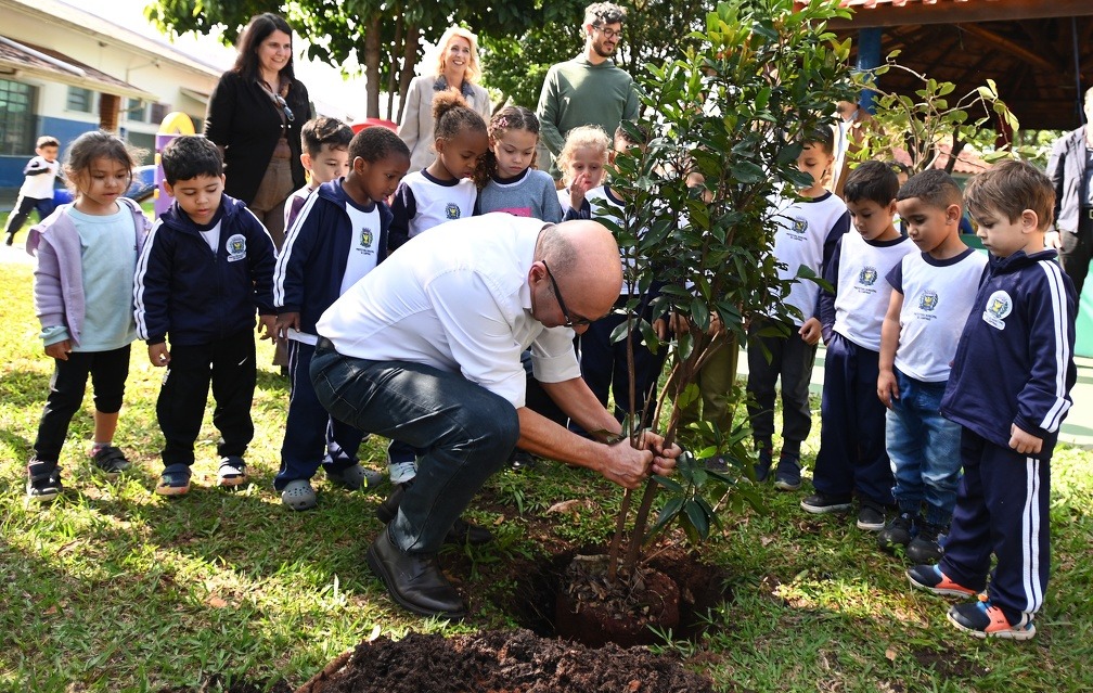 Prefeito Dário Saadi participou do início do plantio de mudas em escolas