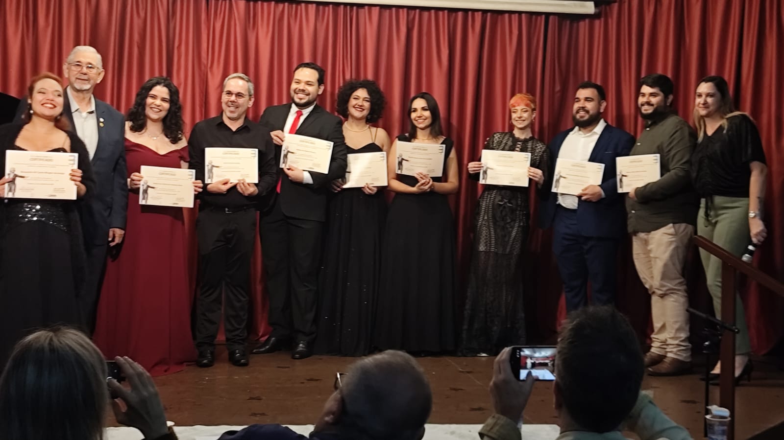 O grupo vencedor foi formado por um baixo, dois tenores, uma mezzo-soprano e cinco sopranos