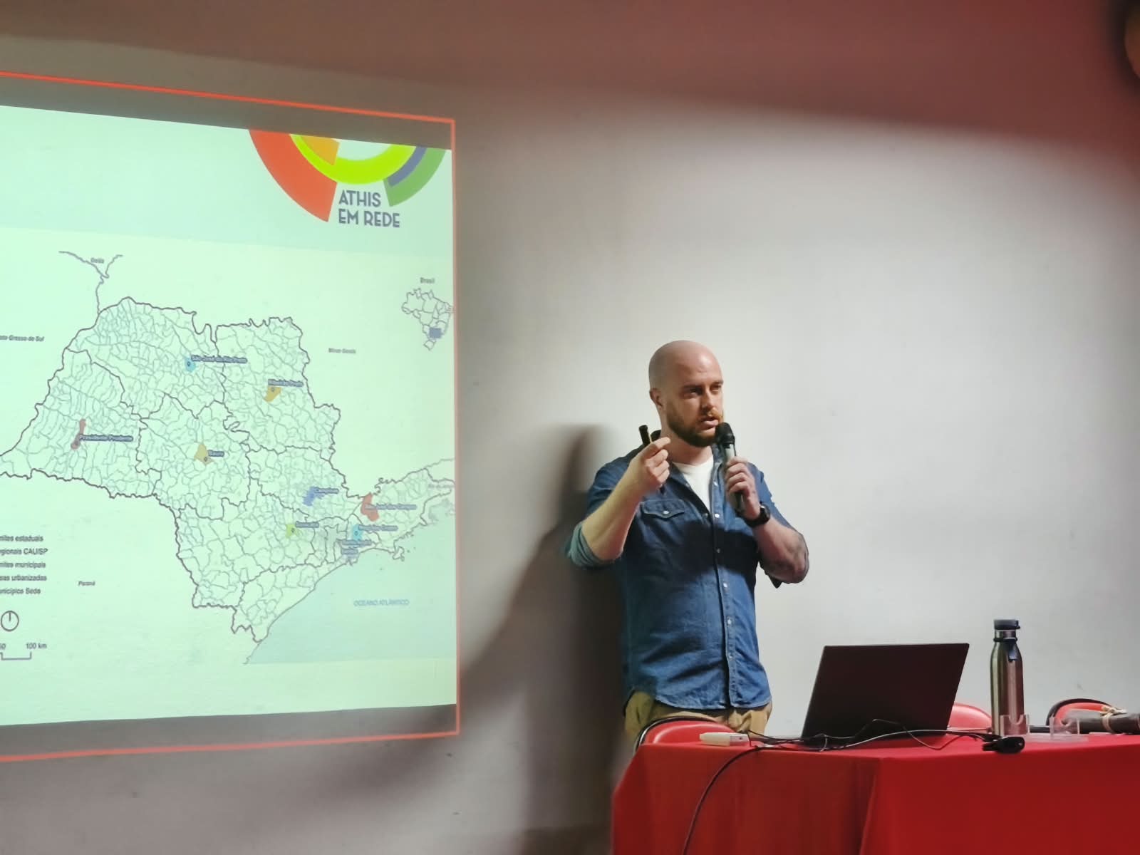A capacitação “Athis em Foco: Transformações em Territórios e Vivências” teve a primeira atividade presencial na noite desta segunda-feira, 21 de setembro, no Salão Vermelho do Paço Municipal