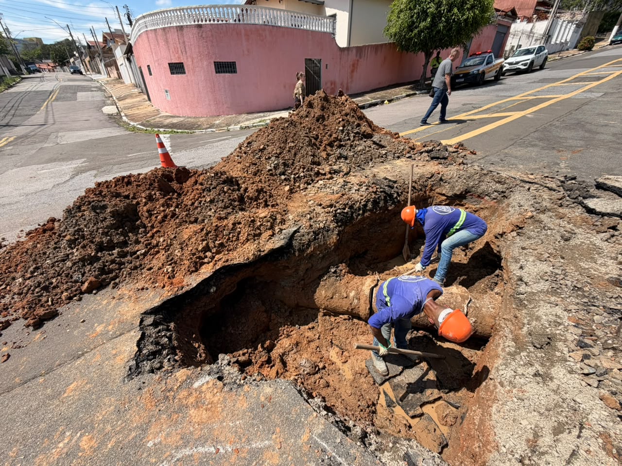Equipes trabalham no reparo e na modernização de trecho da galeria de águas pluviais no Jd. Proença