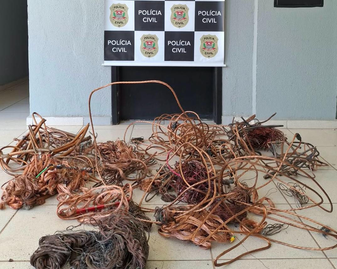 A Polícia Civil, em vistoria a um estabelecimento na região da Chácara da Barra, encontrou cerca de 50 quilos de fios, cabos e tubos metálicos