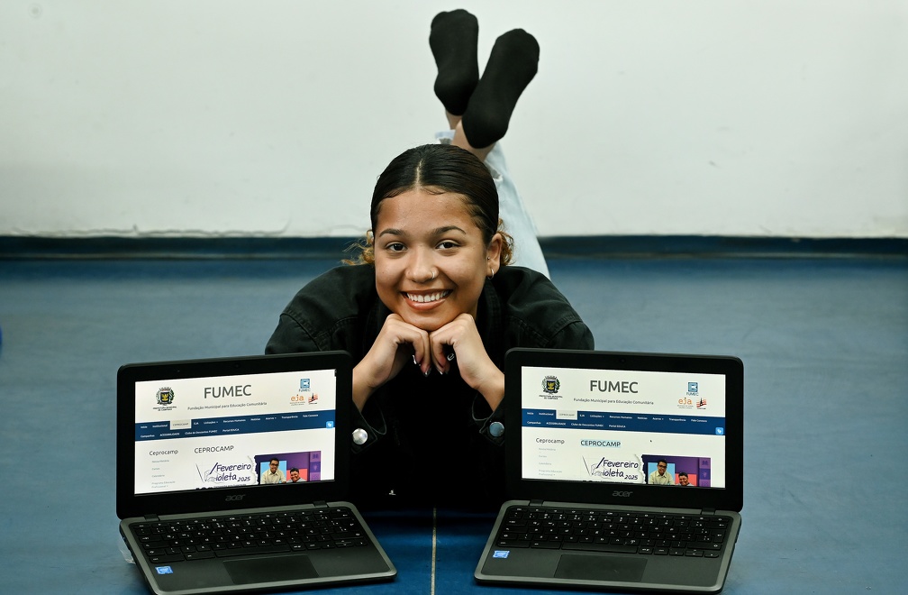 Yasmin Ferreira, do curso técnico em Administração no Ceprocamp, comemora a ajuda digital