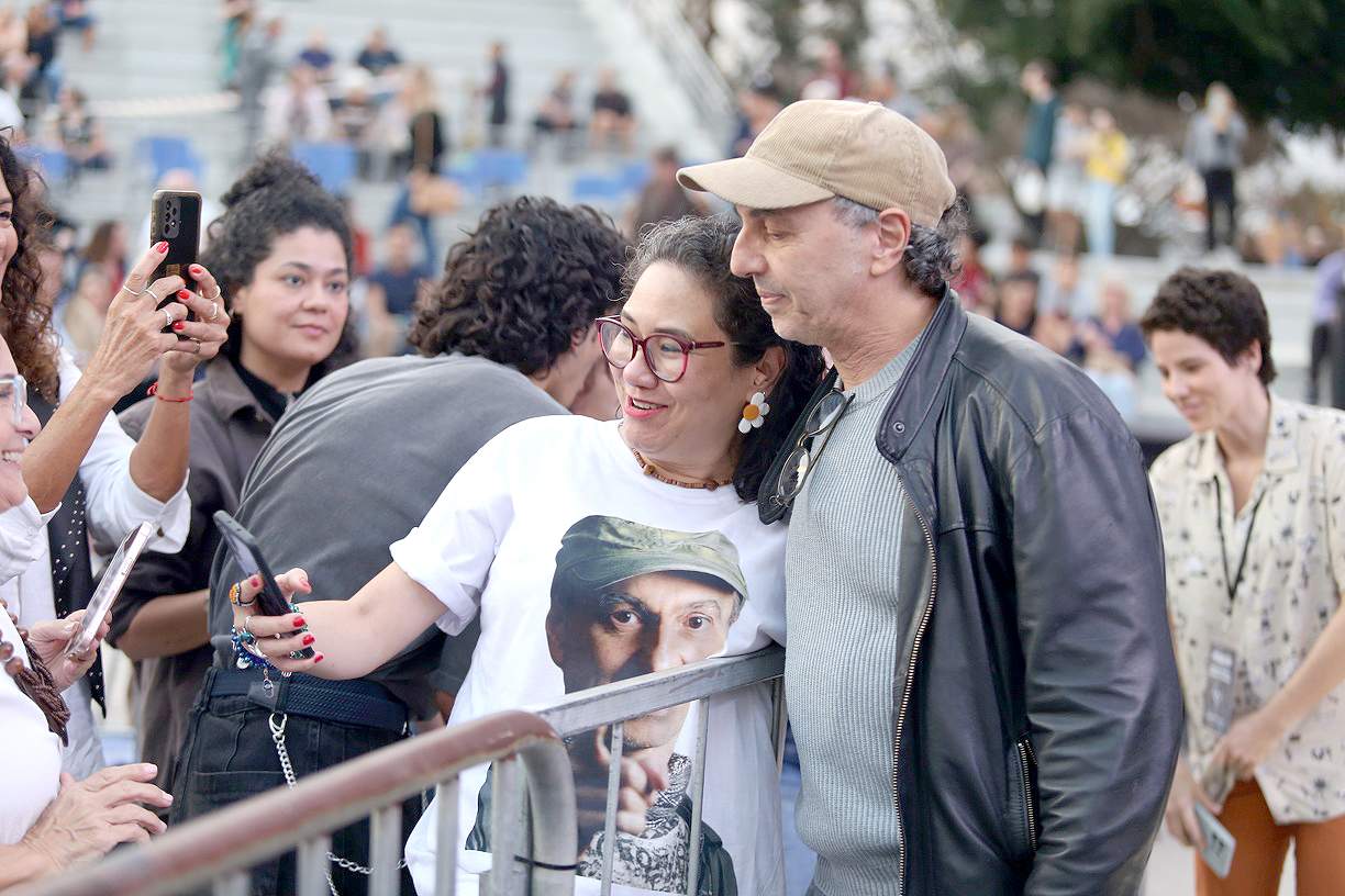 Zeca Baleiro falou com os fãs antes do espetáculo; na foto com Eliane Mitsue