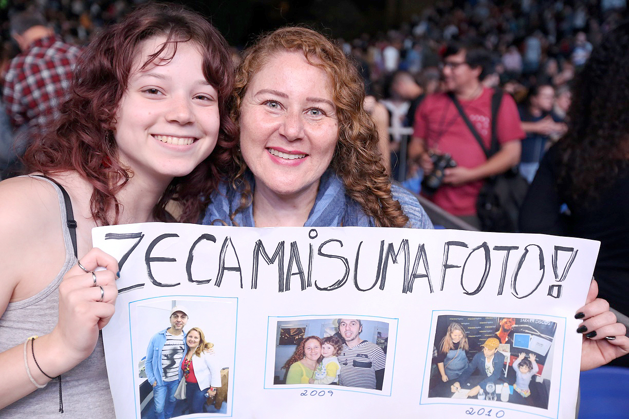 Fãs levaram cartazes com mensagens para o artista