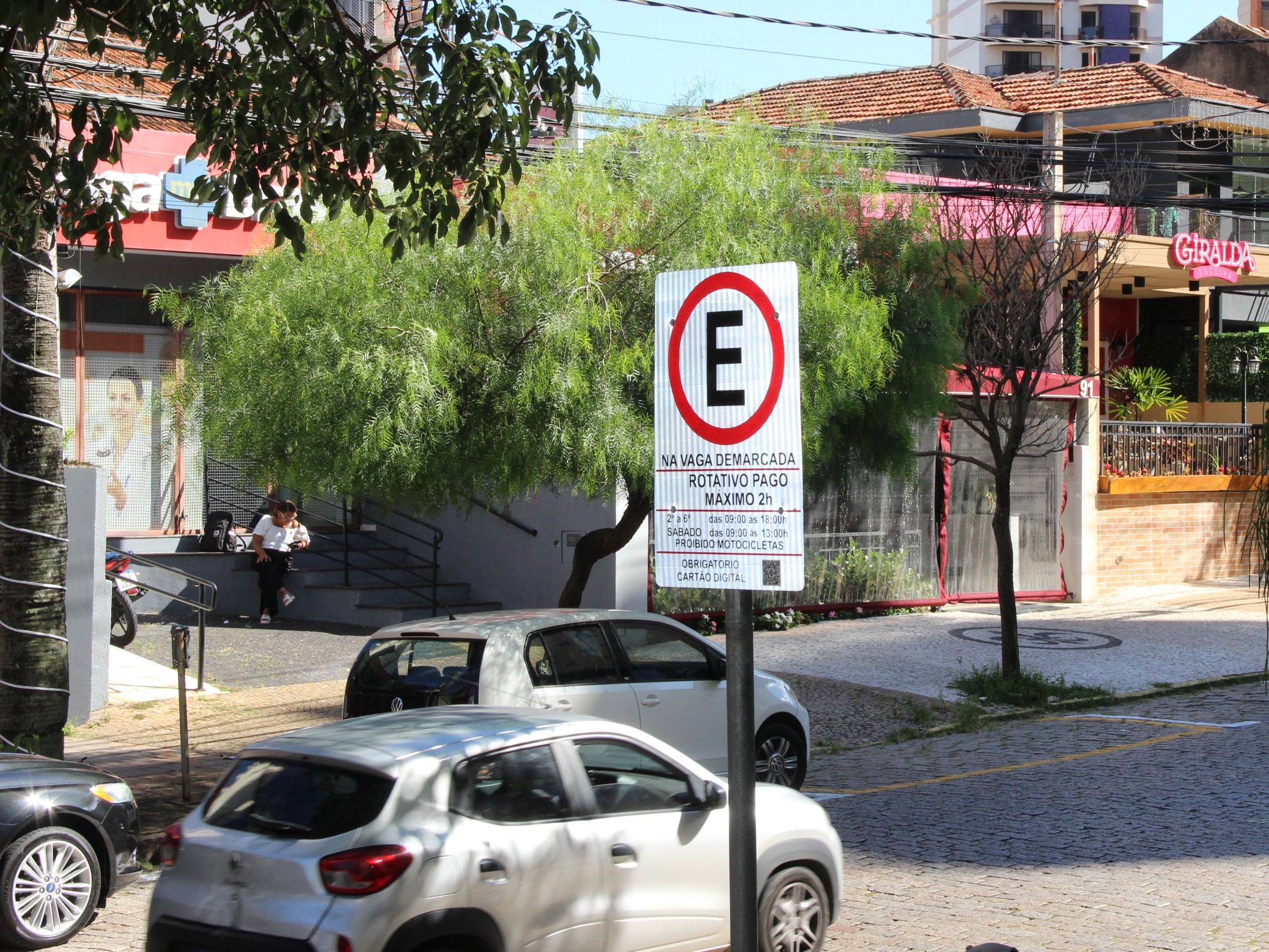 Estacionar de forma irregular nas vagas regulamentadas, sem habilitar o cartão da Zona Azul Digital, é infração grave