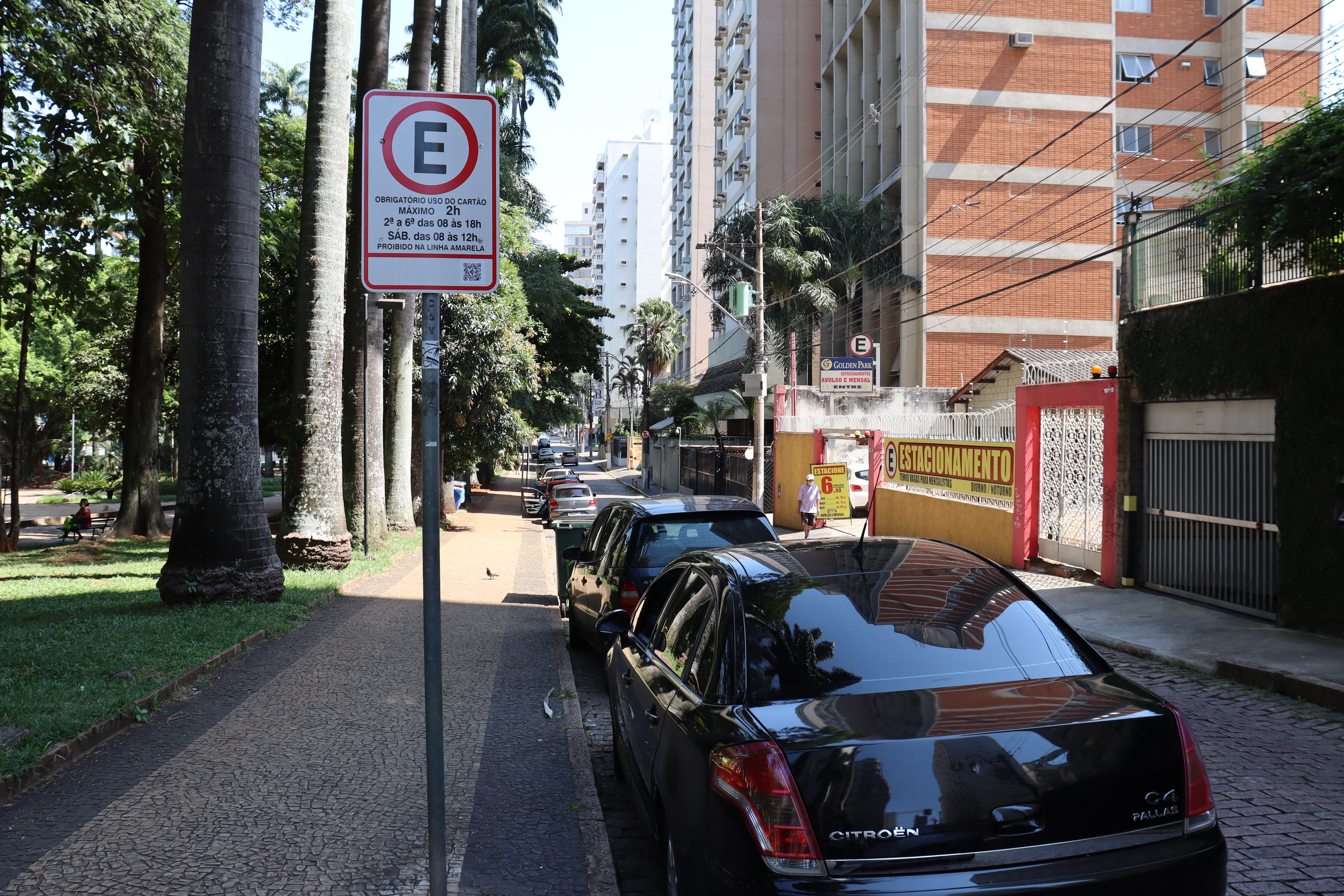 Para liberar o uso da vaga de estacionamento, basta informar a placa do veículo e fazer o pagamento