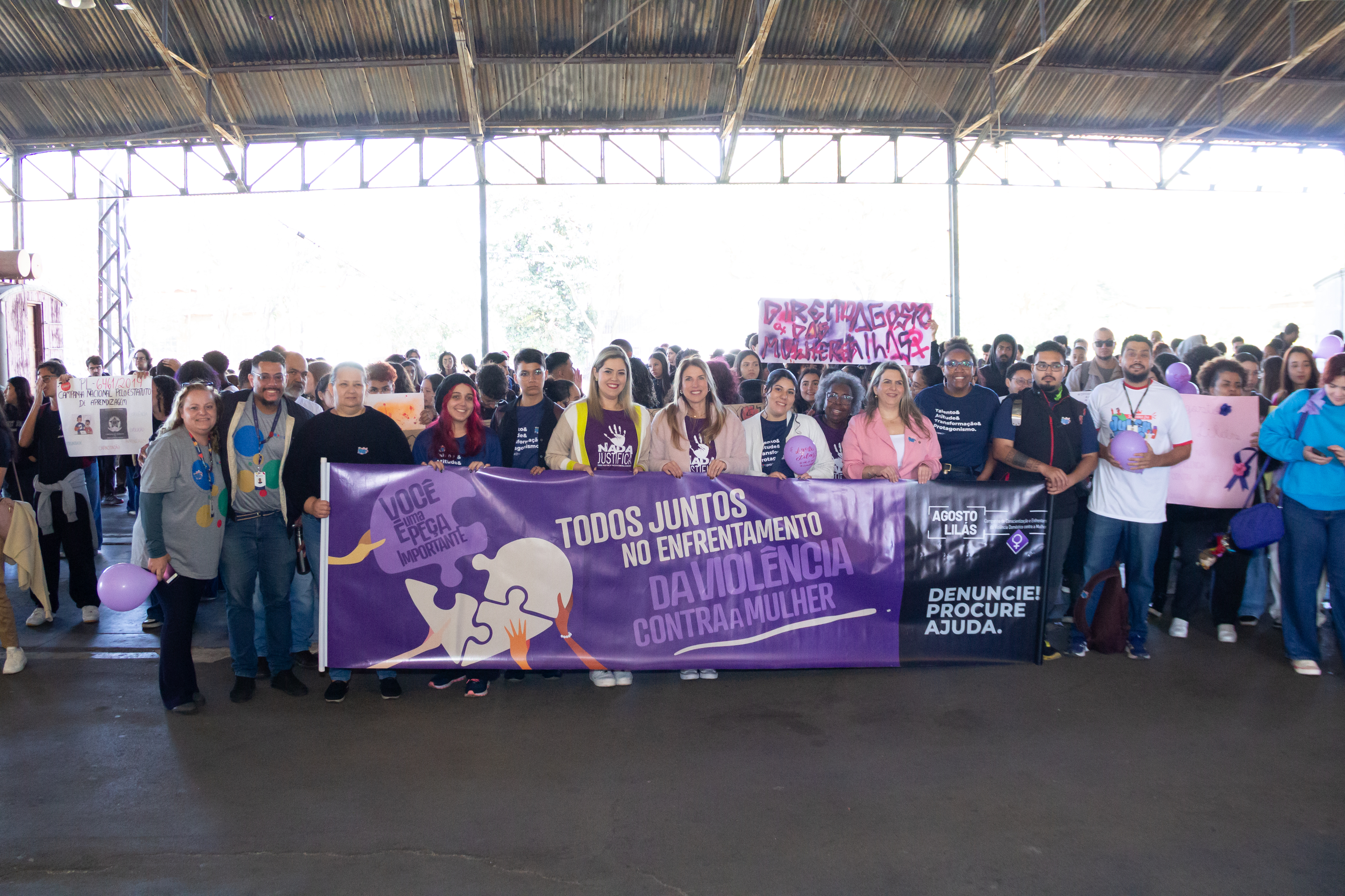 Jovens saíram da Estação Cultura e percorreram as ruas reforçando a importância de denunciar casos de violência 