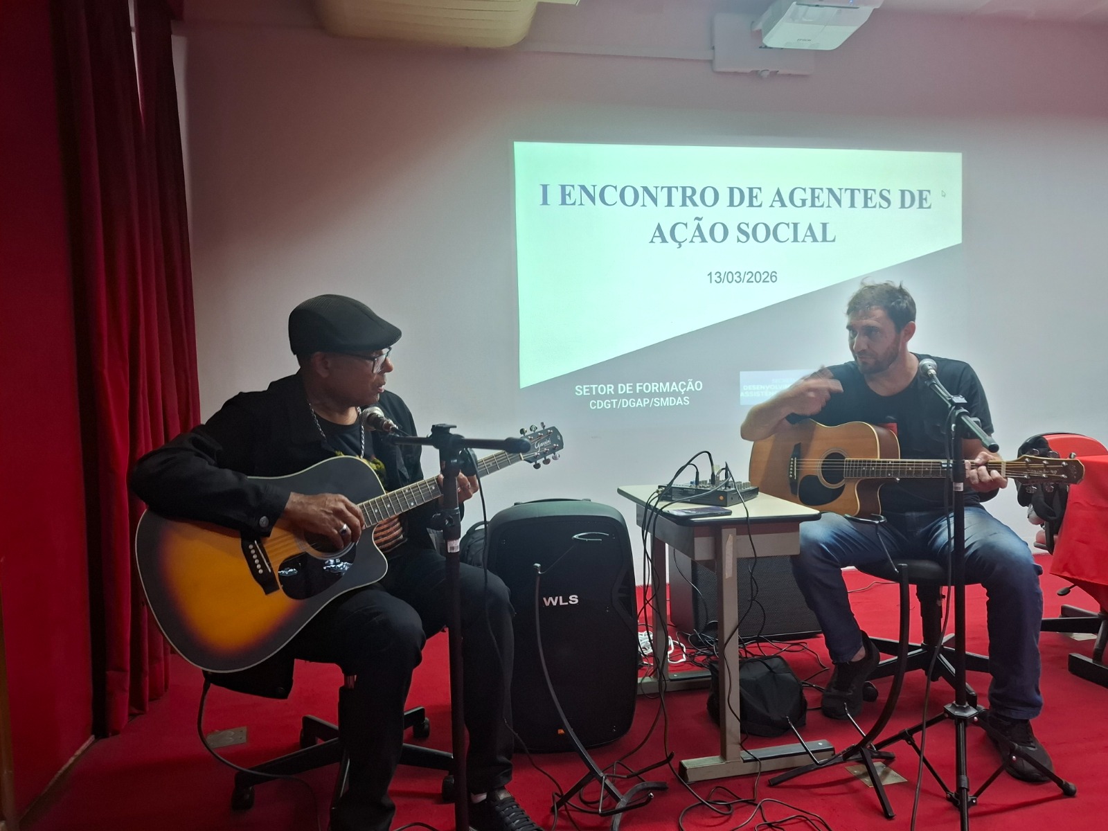 Apresentação musical realizada durante o 1º Encontro de Agentes de Ação Social