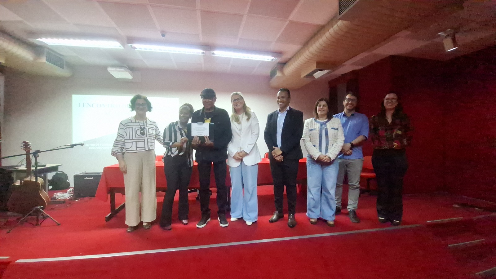 Dorival Antonio dos Santos exibe placa de homenagem ao completar 40 anos de dedicação ao serviço público em 2026